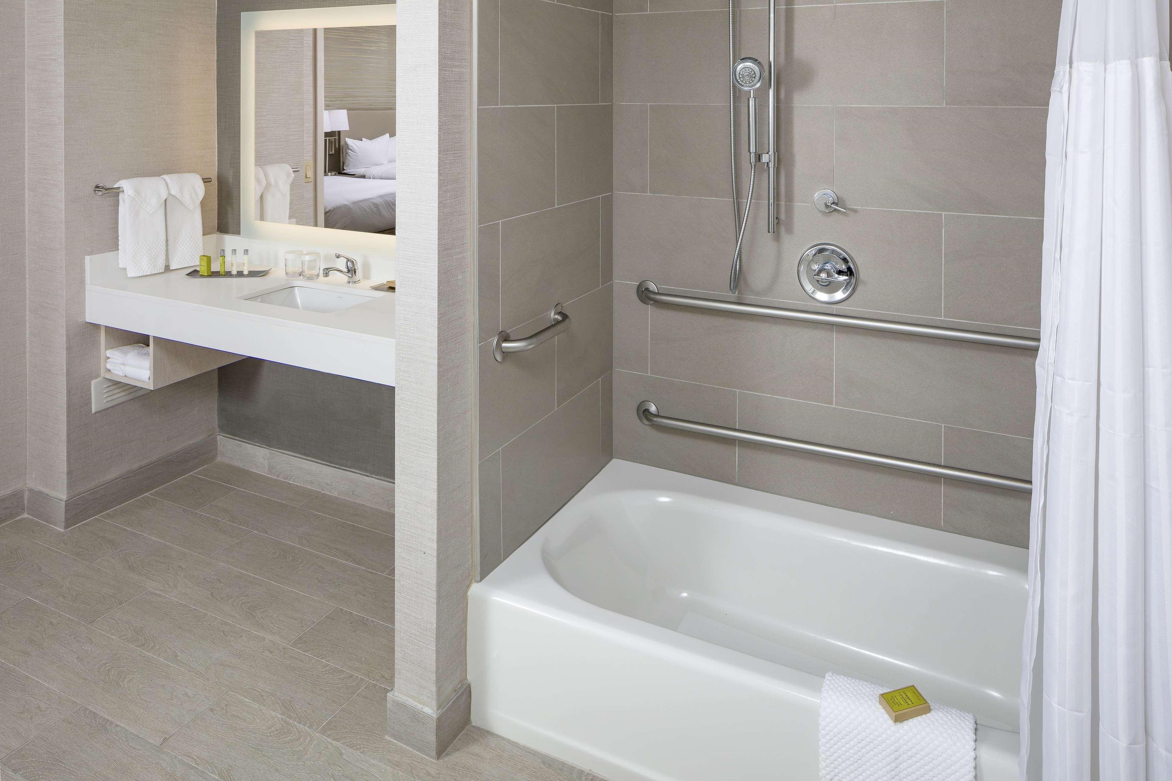 Doubletree By Hilton Boston Logan Airport Chelsea Hotel Buitenkant foto
