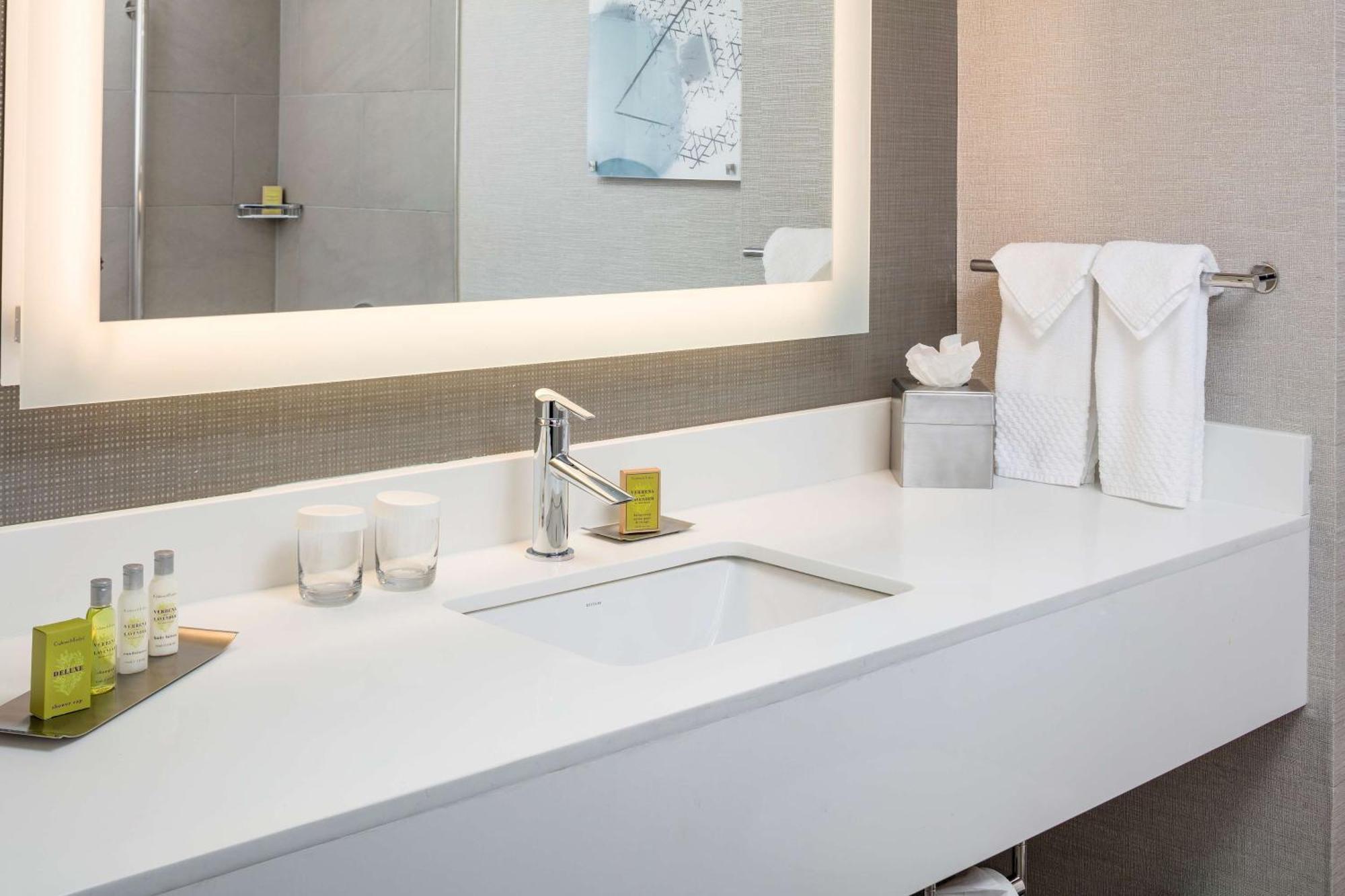 Doubletree By Hilton Boston Logan Airport Chelsea Hotel Buitenkant foto