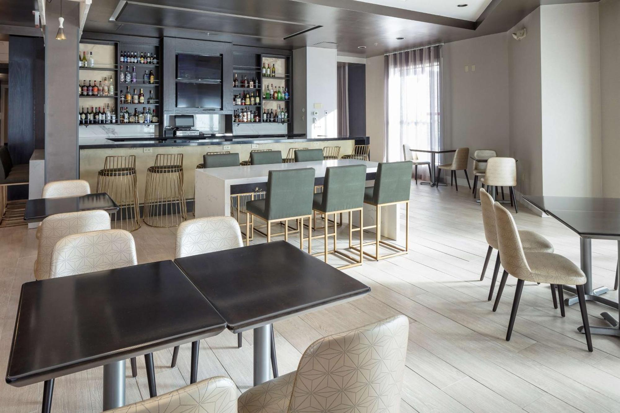 Doubletree By Hilton Boston Logan Airport Chelsea Hotel Buitenkant foto