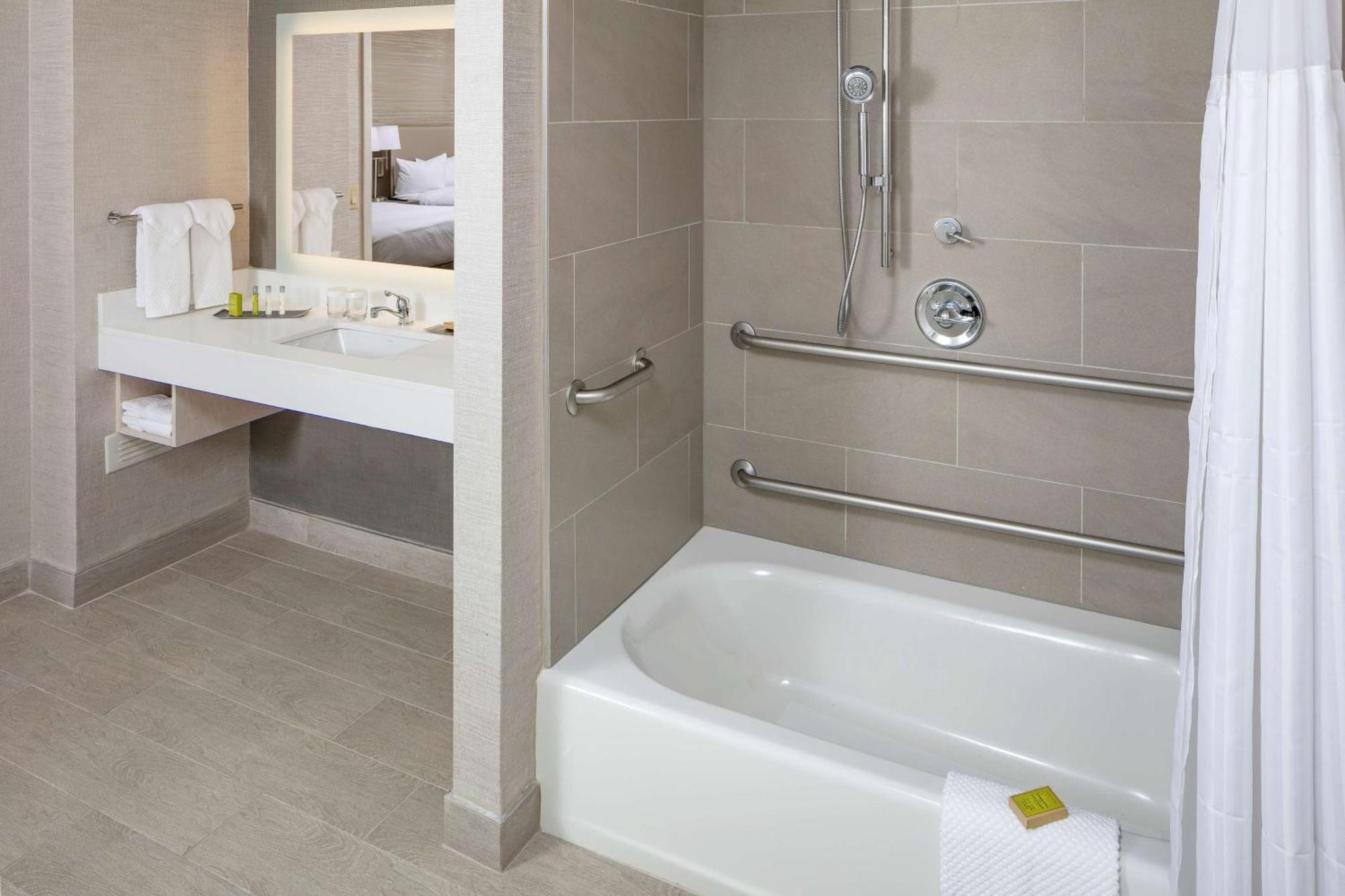 Doubletree By Hilton Boston Logan Airport Chelsea Hotel Buitenkant foto