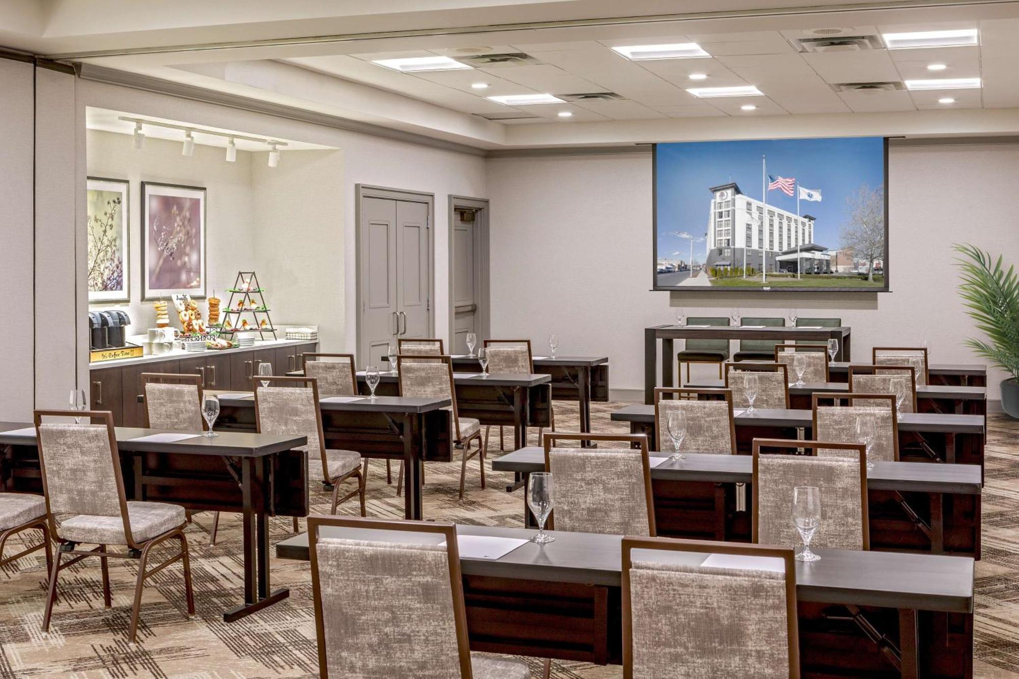Doubletree By Hilton Boston Logan Airport Chelsea Hotel Buitenkant foto
